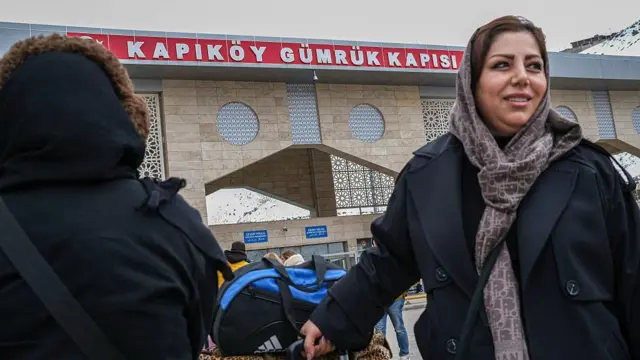 İran ve Türkiye arasındaki Kapıköy Gümrük Kapısı önünde bir kadın valizini çekerken