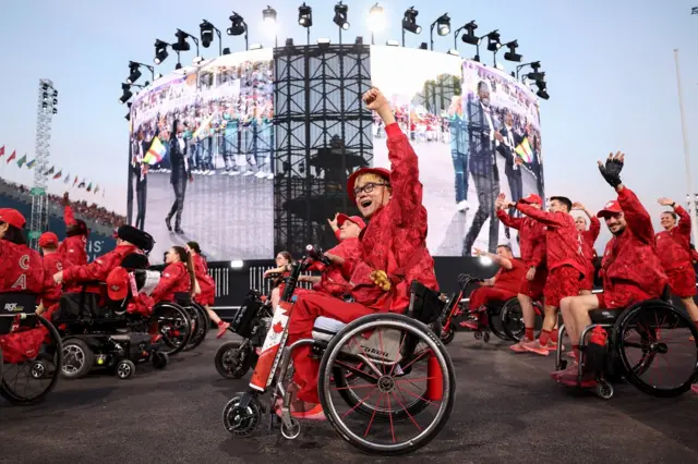 La delegación de Canadá desfila en la ceremonia inaugural. 