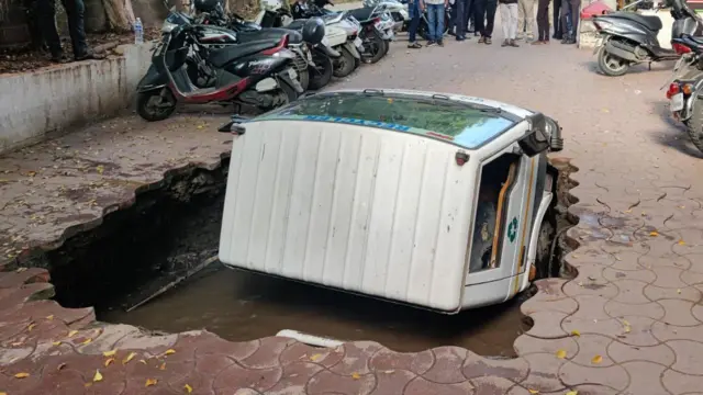 पुण्यात महापालिकेचा ट्रक पूर्णपणे खड्ड्यात बुडाला.