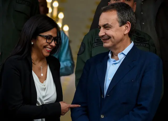 Delcy Rodríguez y José Luis Rodríguez Zapatero sonríen