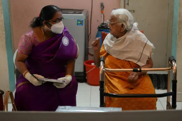 2021 साली तमिळनाडूमधल्या निवडणुकीदरम्यान वृद्ध महिलेला घरी मतदान करण्यात मदत करणारी निवडणूक अधिकारी