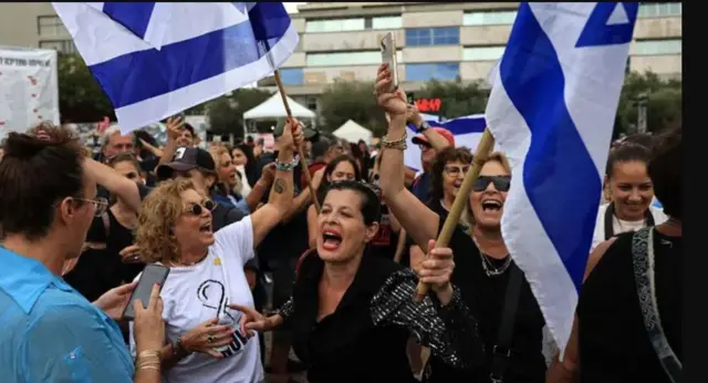 तेल अवीवमधील नागरिक शस्त्रसंधीनंतर जल्लोष करताना