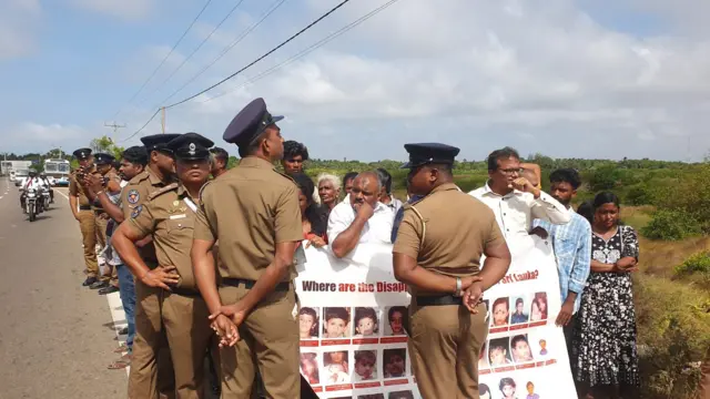 අතුරුදහන්වූවන් සොයා දෙන ලෙසට හා අතුරුදන්වූවන් වෙනුවෙන් යුරෝපා සංගමයේ මැදිහත්වීම මත සාධාරණ පරීක්ෂණයක් පවත්වන ලෙසට ඉල්ලීම් කරමින් සමූහ මිනිවළ ඉදිරිපිට විරෝධතාවයකද නිරත වූහ.