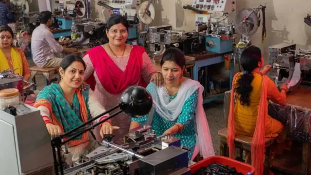 ਕੰਮ ਕਰ ਰਹੀਆਂ ਮਹਿਲਾਵਾਂ 