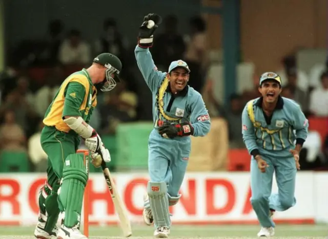 દક્ષિણ આફ્રિકાની સામેની સેમિફાઇનલમાં સૌરવ ગાંગુલીએ શાનદાર 141 રનની ઇનિંગ રમી હતી.