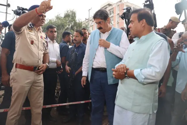 बचाव दल की टीम के साथ मुख्यमंत्री हिमंत बिस्वा सरमा