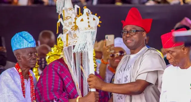 Aworan ayẹyẹ ibi ti Gomina Makinde ti gbe ọpa aṣẹ fun Olubadan