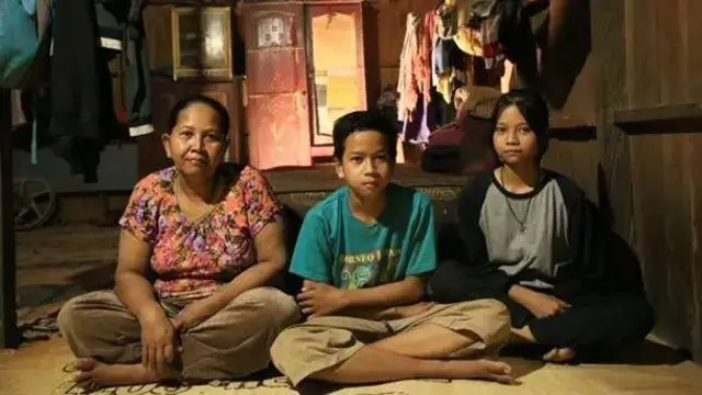 Sukini tinggal bersama anak-anaknya di rumah peninggalan mendiang suaminya.