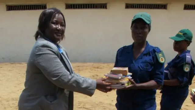 Charity group dey donate books to prison