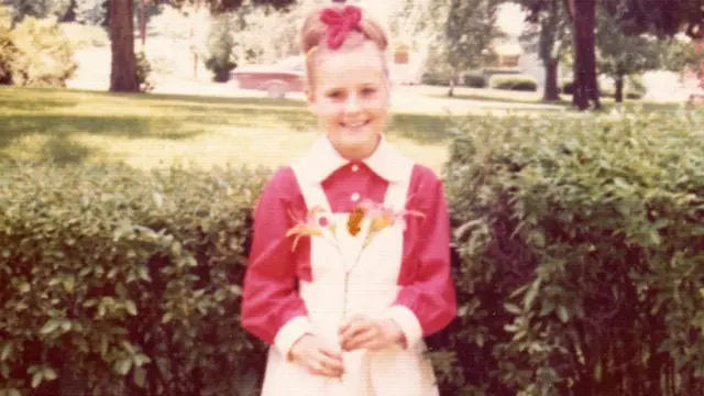 बगीचे में बच्ची