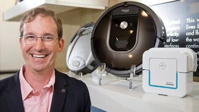 Colin Angle, agosto 2016, posando con sus invenciones.