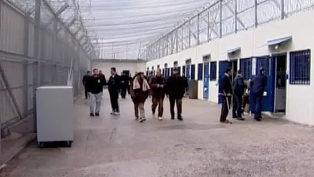 من داخل سجن