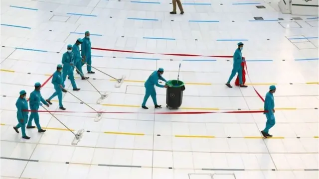 পরিস্কার করা হচ্ছে