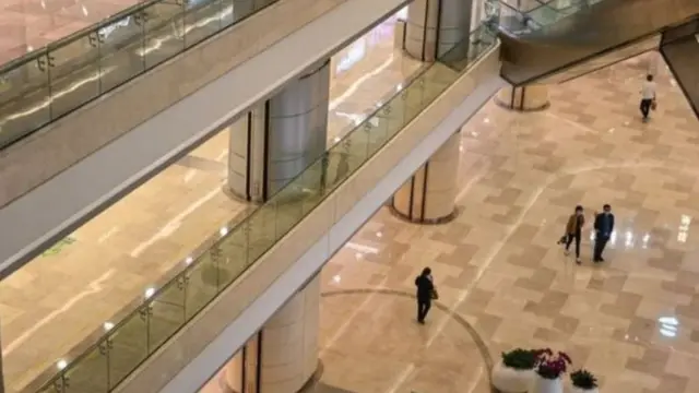 يقول مستشارون علميون مستقلون إن خطر الإصابة بالعدوى أقل بكثير في الأماكن المفتوحة