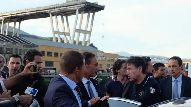 чиновники на месте трагедии