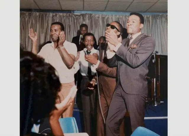 Stevie Wonder dan Marvin Gaye di sebuah klub malam di Detroit pada 1964