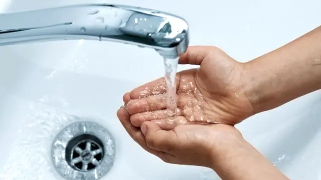 Если у вас ожог, даже не думайте о сливочном масле - подержите обожженное место под струей холодной воды как минимум 20 минут