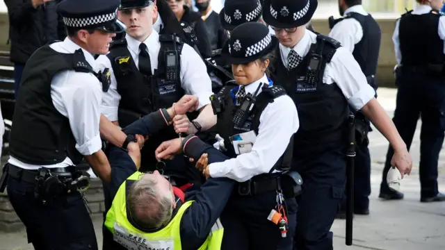 pemrotes, lockdown, virus corona, Inggris