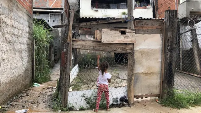 Meninajogar truco online gratisfrente a casa na ocupação