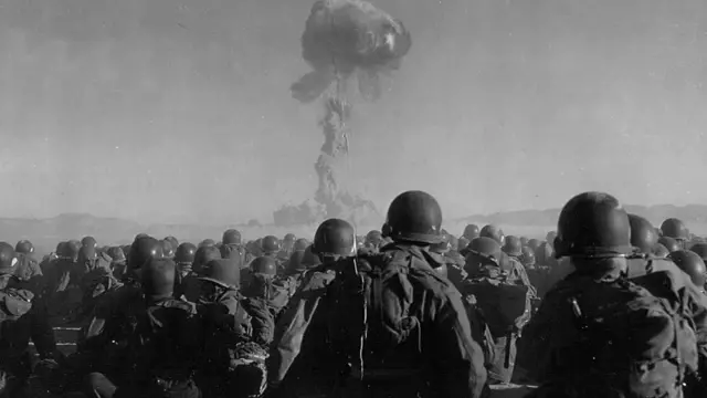 Американские солдаты во время испытаний атомной бомбы в Неваде в 1951 году