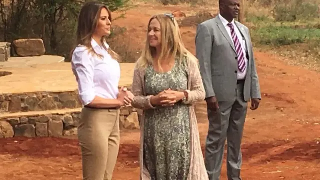 Mke wa rais wa Marekani Melania Trump na mmoja wa maafisa wake katika mbuga ya kitaifa ya wanyama nchini Kenya.