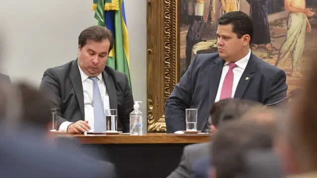 Os presidentes da Câmara dos Deputados, Rodrigo Maia, e do Senado, Davi Alcolumbre, sentados a mesa durante reunião