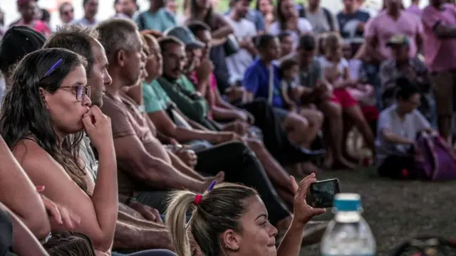Moradores durante a reunião
