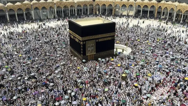 نمادهای مذهبی به ابزاری برای دو سوی جنگ تبدیل شده است