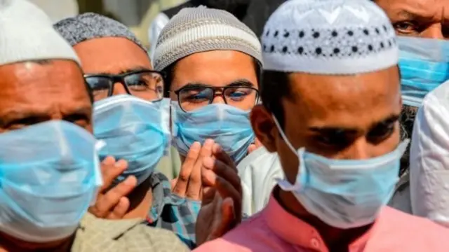 मास्क लगाए लोग