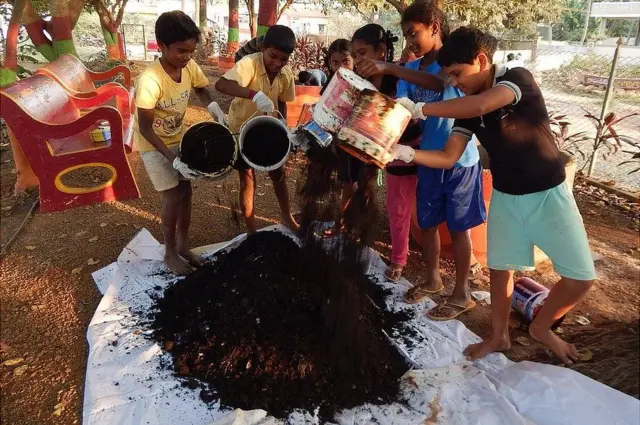 కంపోస్టును సిద్ధం చేస్తున్న చిన్నారులు