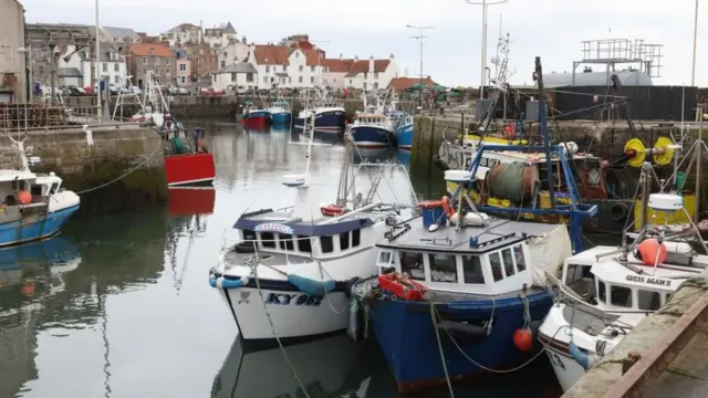 Barcos ancoradosg2 sport betmargem do que parece ser um rio