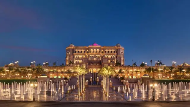 Dhismaha iyo huteelka Emirate