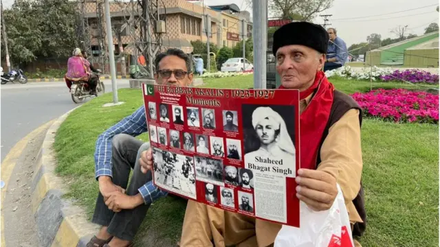 भगत सिंह की तस्वीर लिए लोग