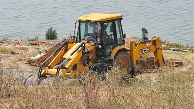 બક્સરમાં ગંગા નદીમાં મૃતદેહો મળી આવ્યા, તેમને હઠાવવાનું કામ ચાલી રહ્યું છે