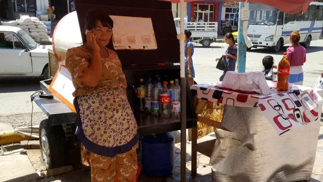 Мобил телефонда сўзлашаётган морсчи қиз