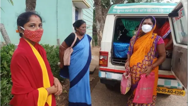 ఒడిశాలోని జగత్‌సింగ్‌పూర్ జిల్లాలో తుపాను ప్రభావిత ప్రాంతాల నుంచి గర్భిణులను ఆసుపత్రికి తరలిస్తున్న ఆరోగ్య సిబ్బంది