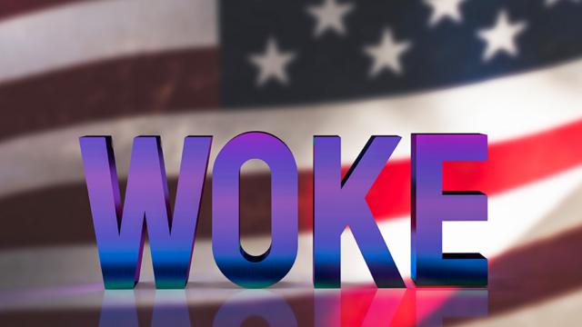 La palabra "woke" con la bandera de EE.UU. de fondo