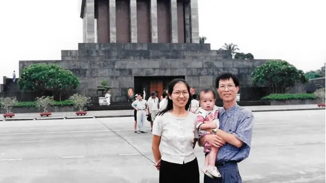 Tác giả và gia đình tại Quảng trường Ba Đình, Hà Nội