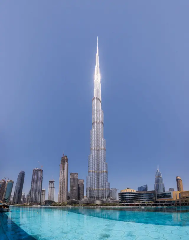 O enorme Burj Khalifa entre prédios menores