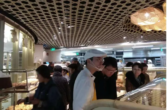 台湾人到大陆经商，被迫对两岸关系表态，这牵涉到国家认同，与政治脱离不了关系。