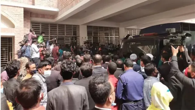 এবছরের ফেব্রুয়ারিতে ঢাকার আদালতে অভিজিৎ রায়কে হত্যার মামলার রায়ের সময় সেই আদালত চত্বরে মানুষের ভিড়। ফাইল ফটো