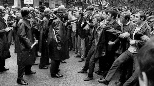 防暴警察1968年在巴黎索邦大學附近的街道與學生示威者發生衝突。