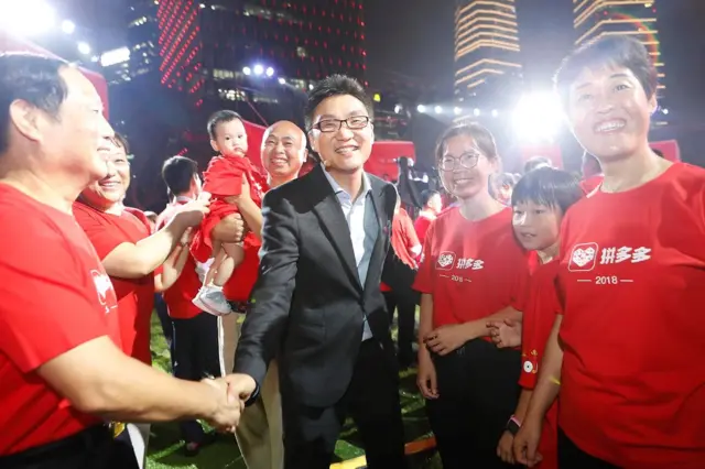 2018年,拼多多在上海和紐約同時敲鐘,正式在納斯達克上市。