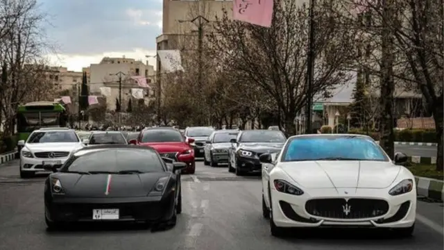 رئیس فراکسیون مبارزه با مفاسد اقتصادی مجلس گفته است: "به مدت ۹ شب از ساعت ۲ تا ۴ صبح سامانه (ثبت سفارش) باز و ۳۴ هزار خودرو ثبت شد"