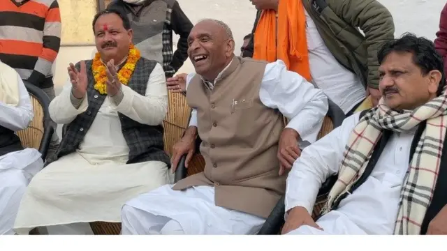 बीजेपी उम्मीदवार मनिंदर पाल सिंह और उनके समर्थक