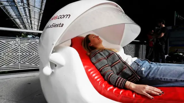 Una persona durmiendo en uno de los "pods" de Hotels.com en la estación de Atocha