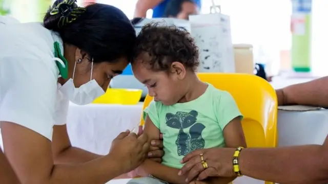 Criança sendo vacinada,valor mínimo depósito betanofotovalor mínimo depósito betano2019;