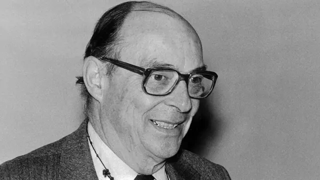 John Bardeen sorrindo e olhando para o ladogolden nugget online casinofotogolden nugget online casinopreto e branco