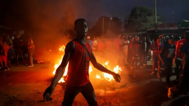 أنصار أودينغا يحتجون على نتائج الانتخابات في أحد الأحياء الفقيرة في العاصمة نيروبي.