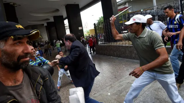 La oposición denunció el ataque de simpatizantes del gobierno.